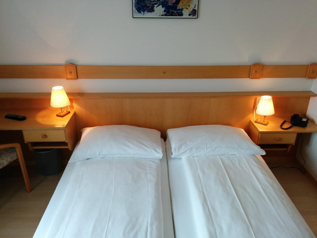 Hotel Terminus Samedan Oda fotoğraf