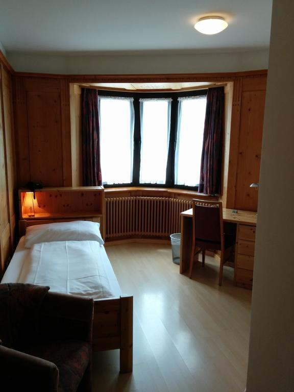 Hotel Terminus Samedan Oda fotoğraf